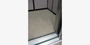 A imagem destaca tapetes para elevadores, projetados para combinar funcionalidade e estética. Esses tapetes são essenciais para proteger o piso do elevador contra desgaste, além de oferecer uma superfície antiderrapante que melhora a segurança dos usuários. Disponíveis em diversos materiais, cores e designs, eles podem ser personalizados para se adequar ao estilo do edifício, proporcionando uma aparência elegante e profissional. Explore nosso site para descobrir as opções de tapetes para elevadores e escolha a melhor solução para seu espaço.