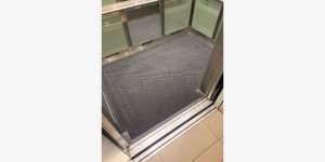 A imagem mostra tapetes especializados para elevadores, focados em durabilidade e segurança. Esses tapetes são projetados para suportar o tráfego constante, protegendo o piso do elevador de danos e sujeira. Com propriedades antiderrapantes, eles ajudam a prevenir escorregões, garantindo a segurança dos passageiros. Disponíveis em uma variedade de estilos e materiais, esses tapetes podem ser personalizados para refletir a identidade visual do edifício, adicionando um toque de sofisticação ao ambiente. Confira nosso site para explorar as opções disponíveis e encontrar o tapete ideal para o seu elevador.