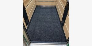 A imagem apresenta um tapete para elevador, projetado para combinar resistência e estilo. Esses tapetes são fundamentais para manter a limpeza e a preservação do piso do elevador, atuando como uma barreira contra sujeira e detritos trazidos de fora. Além de suas funcionalidades práticas, os tapetes para elevadores podem ser personalizados com logotipos ou designs específicos, contribuindo para uma impressão profissional e acolhedora aos visitantes. Disponíveis em várias texturas e cores, eles são uma escolha inteligente para qualquer edifício que valorize tanto a estética quanto a funcionalidade. Visite nosso site para explorar as opções de personalização e escolha o tapete que melhor se adapta às suas necessidades.