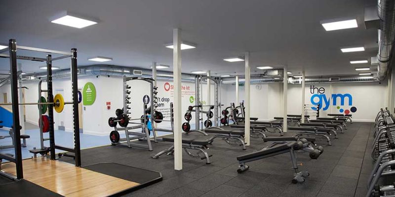 Imagem de piso para academia emborrachado, destacando sua superfície antiderrapante e capacidade de absorver impactos.