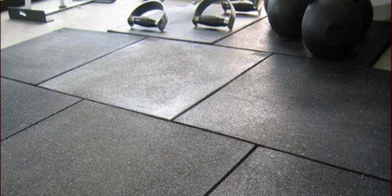 Imagem de piso emborrachado para academia, destacando sua textura antiderrapante e capacidade de absorver impactos
