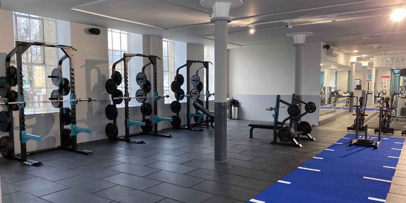 Imagem de pisos emborrachados para academia, mostrando sua resistência e capacidade de amortecer impactos.