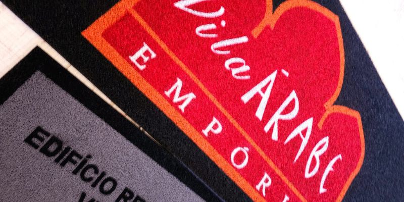 Imagem de tapete de vinil personalizado da Vila Árabe, destacando design cultural e funcionalidade.


